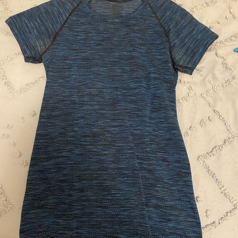 Lululemon size 6 swiftly tech short sleeve